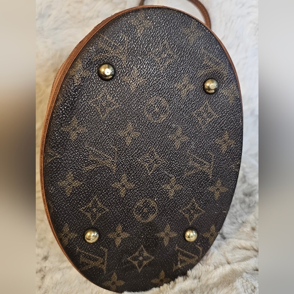 Louis Vuitton Monogram Petit Bucket Bag. - Picture 8 of 16